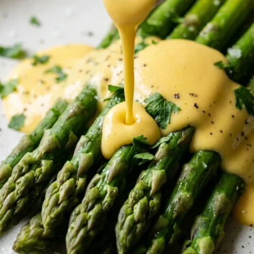 Sose-Hollandaise-uber-grunen-Spargel