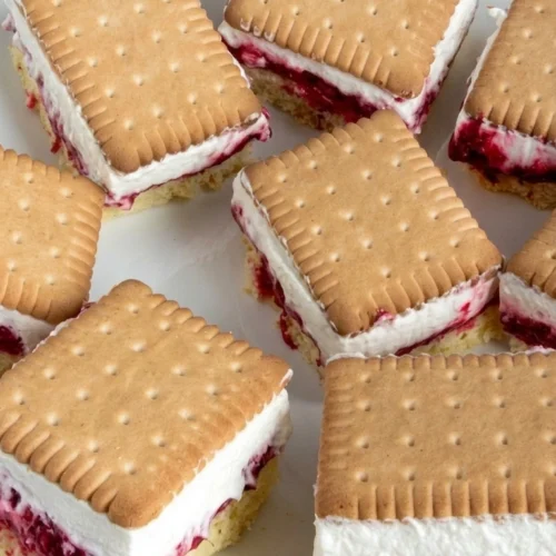Butterkekskuchen mit Himbeeren