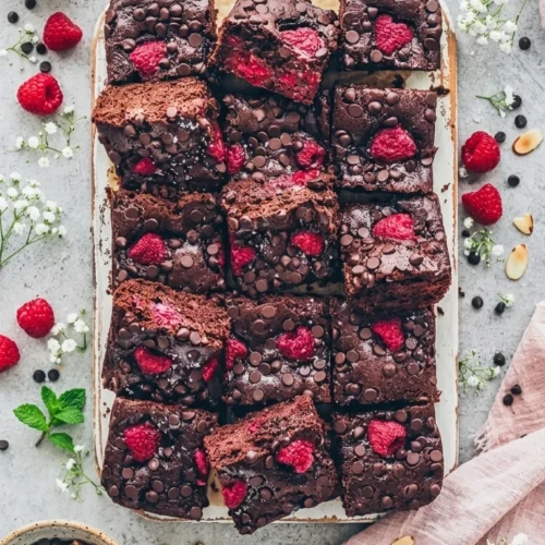 Vegane Himbeer-Brownies, fruchtig und schokoladig, perfekt für Naschkatzen.