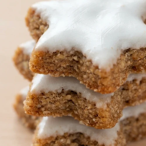 Klassische Zimtsterne Rezept mit glänzendem weißem Baiser-Guss